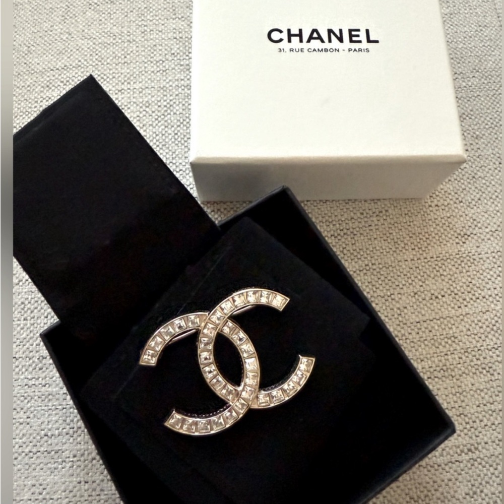 🤩COA-Authentic Paris Exclusive Chanel Brooch 2021 collection